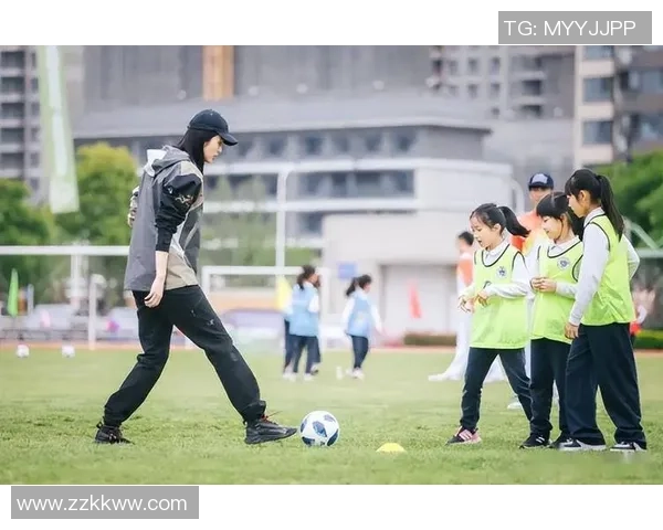 她不仅是一名优秀的学生，还在课余时间积极参与踢足球运动