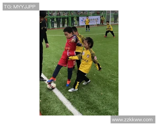 足球小汤的成长之路：从小球员到足球梦想的追逐者